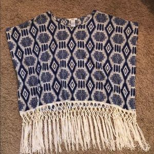 Women’s Blue and white print fringe top. Small.